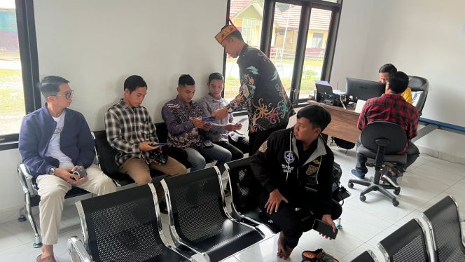 
					Polantas Menyapa, Petugas SIM Polres Murung Raya Berikan Pelayanan Humanis Ke Para Pemohon