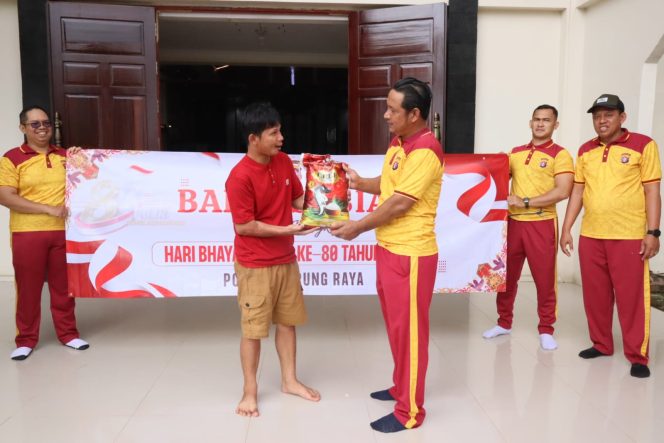 
					Peringati Hari Bhayangkara Ke-80, Polres Murung Raya Gelar Bakti Sosial Di Masjid dan Gereja