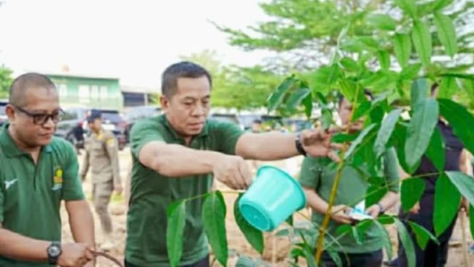 
					Hari Lingkungan Hidup Sedunia Di Karawang Libatkan Puluhan Perusahaan Untuk Tanam Pohon