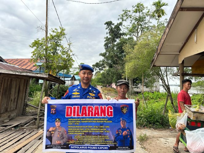 
					Cegah Illegal Fishing, Satpolairud Polres Kapuas Imbau Hal Ini Pada Warga Pesisir DAS Kapuas.