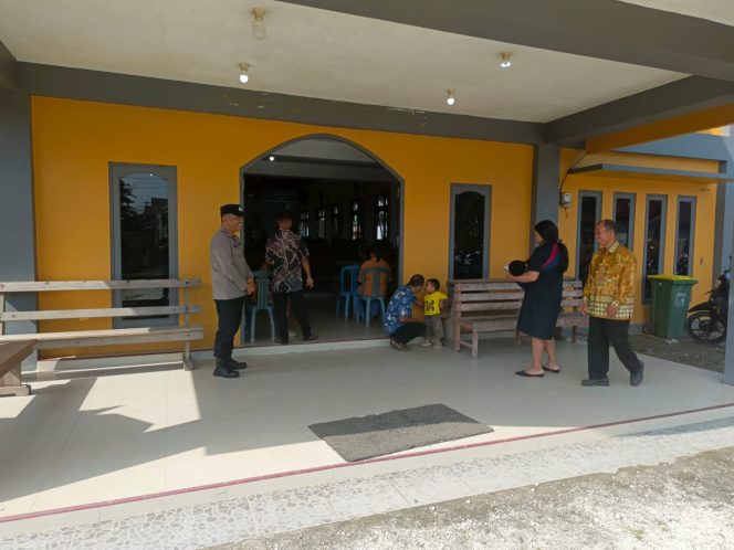 
					Pam Ibadah minggu di gereja Emanuel Pujon di lakukan  personil Polsek Kapuas tengah.