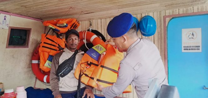 
					Satpolairud Polres Kapuas Cek Kelengkapan Alat Keselamatan kapal yang melintas DAS Kapuas