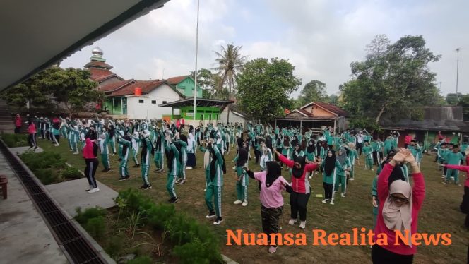 
					Meriahkan HUT Ke-42, SMP Sultan Agung Kawunganten Gelar Senam Massal di Lapangan YANUKA dan Beri Penghargaan Guru Dedikatif
