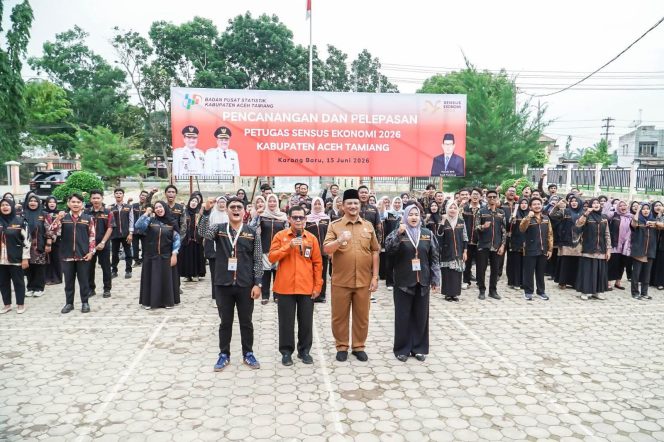 
					Irjenpol purn Drs Armia Pahmi Bupati Aceh Tamiang Lepas 273 Petugas Sensus Ekonomi