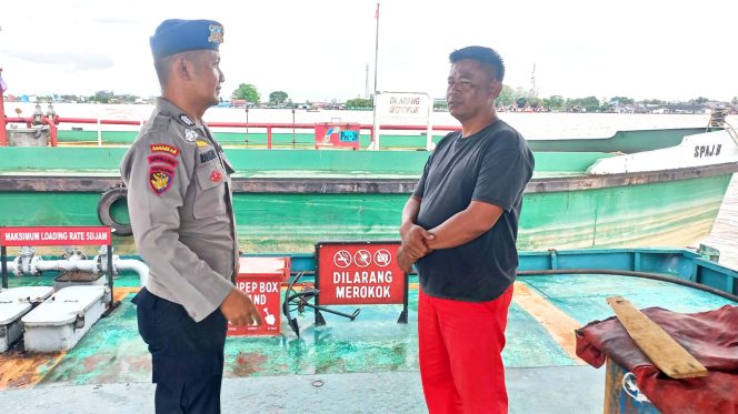 
					Satpolairud Polres Kapuas Cek Kelengkapan Alat Keselamatan kapal yang melintas DAS Kapuas
