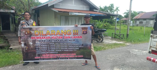 
					Sosialisasikan Kepada Masyarakat Tentang Larangan Membuka Lahan Dengan Cara Di Bakar Rutin Dilaksanakan Oleh Personil Polsek Kapuas Hilir Guna Mencegah Terjadinya Karhutla