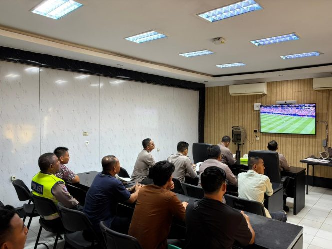 
					Polisi dan Warga Nobar Piala Dunia Swedia vs Tunisia di Way Kanan