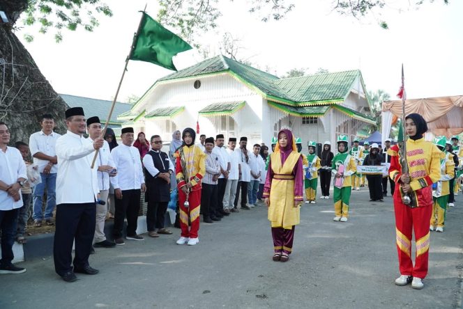 
					Irjen pol (Purn) Drs Armia Pahmi,M.H Bupati Aceh Tamiang Melepas peserta Pawai Ta’aruf Tahun Baru Islam 1448 Hijriah