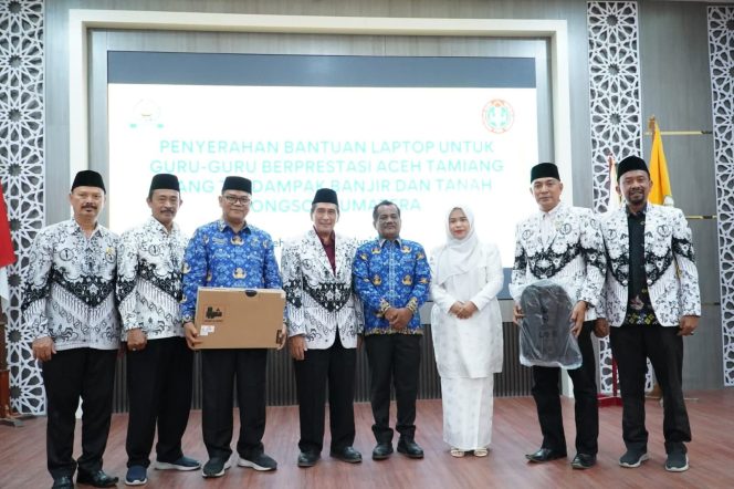 
					Wakil Bupati ATAM Apresiasi PGRI DKI Jakarta  Berikan Bantuan kepada Guru Terdampak Banjir