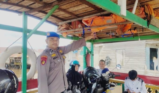 
					Satpolairud Polres Kapuas Cek Kelengkapan Alat Keselamatan kapal yang melintas DAS Kapuas