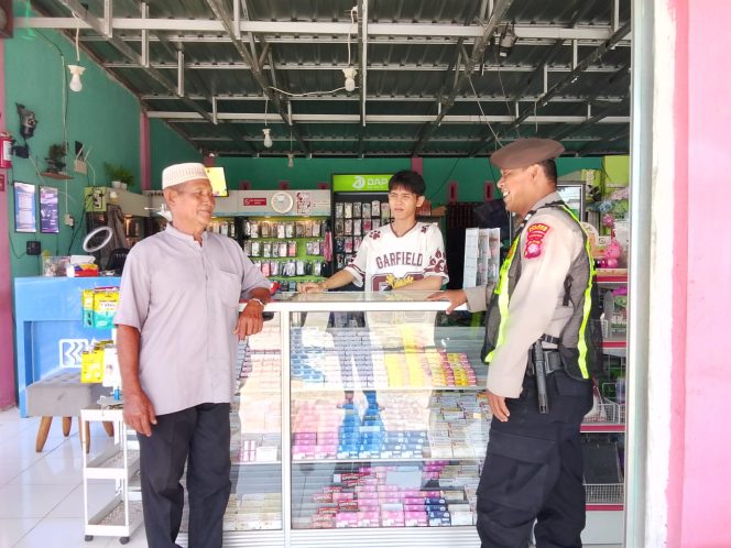 
					Antisipasi Gangguan Kamtibmas, Anggota Polsek Kapuas Timur Melaksanakan Patroli Dialogis kepada Warga Masyarakat