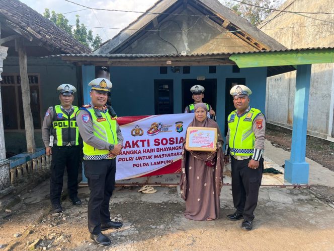 
					Sambut Hari Bhayangkara ke-80, Polres Way Kanan Salurkan Ratusan Paket Sembako untuk Warga