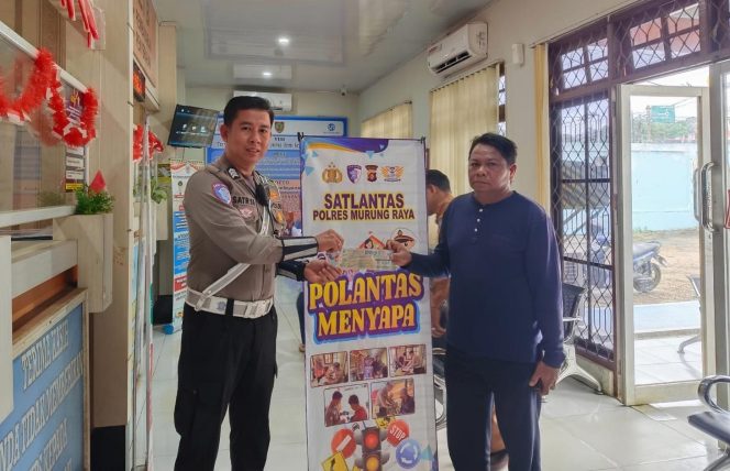 
					Polantas Menyapa, Patugas Samsat Murung Raya Edukasi Pemohon Perpanjangan Pajak Kendaraan Bermotor