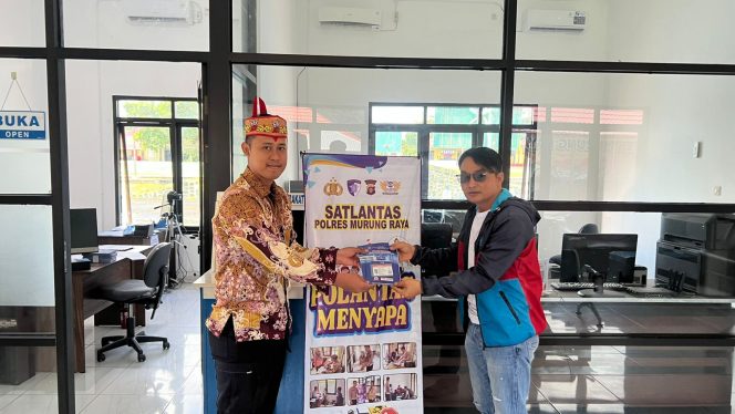 
					Kenakan Baju Batik dan Lawung, Polantas Menyapa Satlantas Polres Mura Pastikan Penertbitan SIM Tanpa Pungli