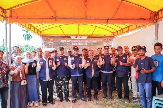 
					Drs. Syaibun Anwar Plt Sekdakab Aceh Tamiang bersama BNPP RI Gelar Pelatihan Pembuatan Genteng