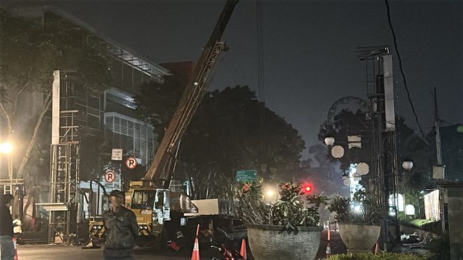 
					Satpol PP Bongkar Reklame Videotron Melintang di Jalan Riau, Penataan Terus Berlanjut