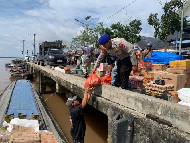 
					SATPOLAIRUD POLRES KAPUAS BANTU MASYARAKAT MENURUNKAN BARANG KE KAPAL DI DERMAGA PASAR KAPUAS