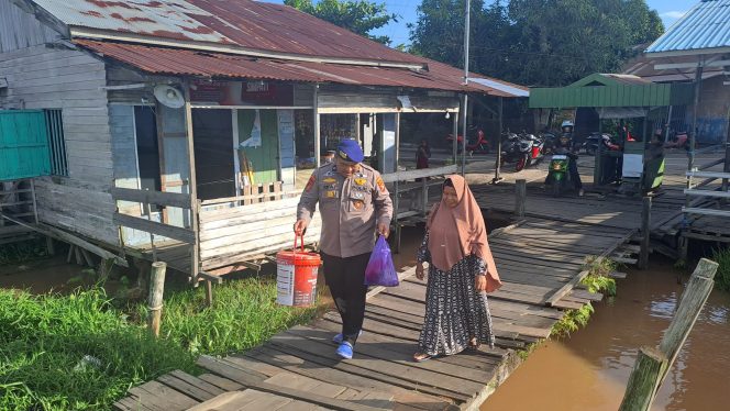 
					PERSONEL SATPOLAIRUD POLRES KAPUAS BANTU PENUMPANG MENGANGKAT BARANG KE KAPAL FERRY