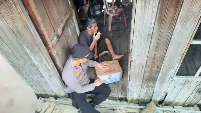 
					Polsek Kapuas Hilir Laksanakan Giat Bakti Sosial Kepada Warga Kurang Mampu
