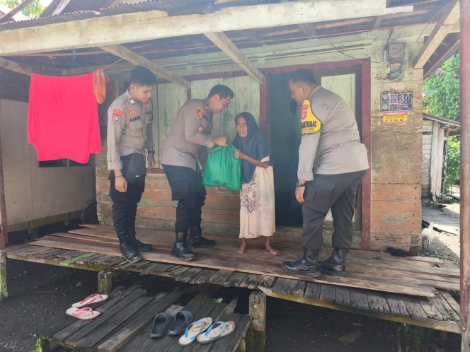 
					Polsek Kapuas Timur Gelar Baksos, Ringankan Beban Warga Kurang Mampu di Kec. Kapuas Timur