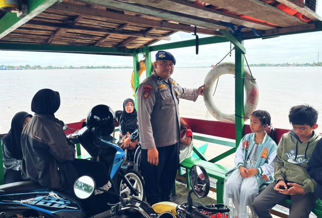 
					Satpolairud Polres Kapuas Cek Kelengkapan Alat Keselamatan kapal yang melintas DAS Kapuas