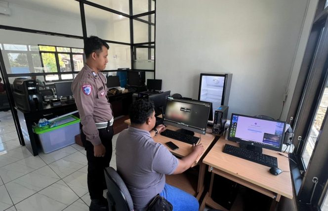 
					Polantas Menyapa, Datlantas Polres Murung Raya Dampingi Pemohon Uji Teori SIM