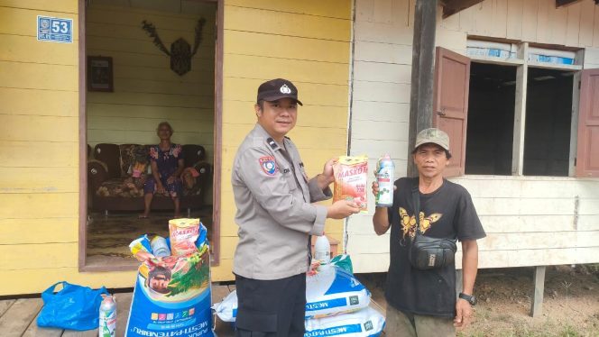 
					Dukung Ketahanan Pangan, Bhabinkamtibmas Pospol Uut Murung Salurkan Bantuan Pupuk dan Bibit Jagung Ke Warga Tumbang Olong II