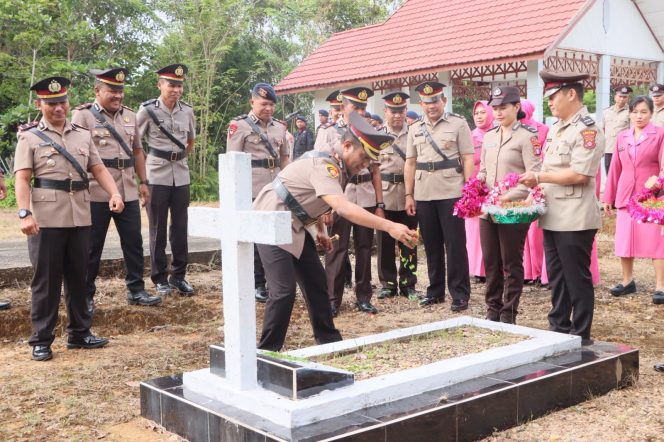 
					Kapolres Murung Raya Pimpin Tabur Bunga Di Makam Pahlawan Jelang Hari Bhayangkara Ke-80