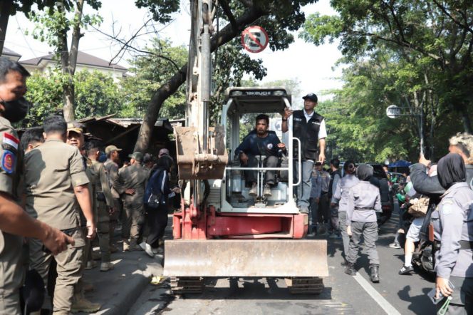 
					63 Bangunan Liar di Kawasan Dipati Ukur Ditertibkan, Mayoritas Dibongkar Mandiri
