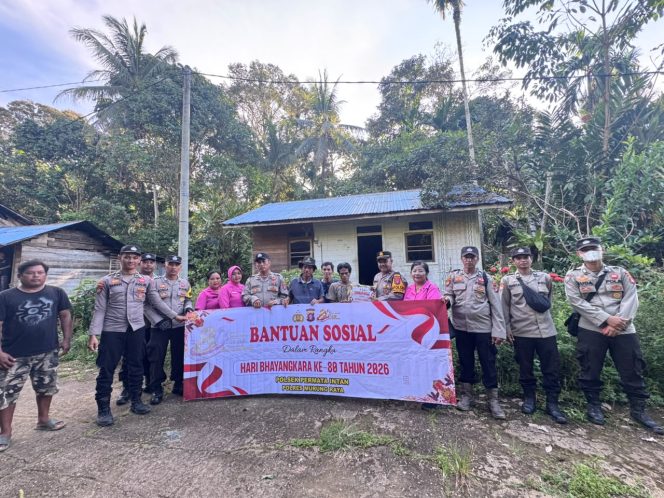 
					Sambut Hari Bhayangkara Ke-80, Polsek Permata Intan Gelar Bansos Bantu Warga Kurang Mampu