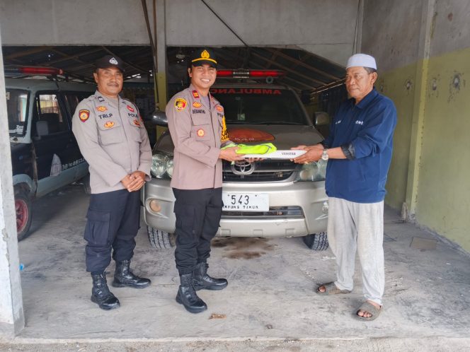
					Polsek Kapuas Timur Berikan Sarana Kontak ke pada Posko Emergenci di Kecamatan Kapuas Timur