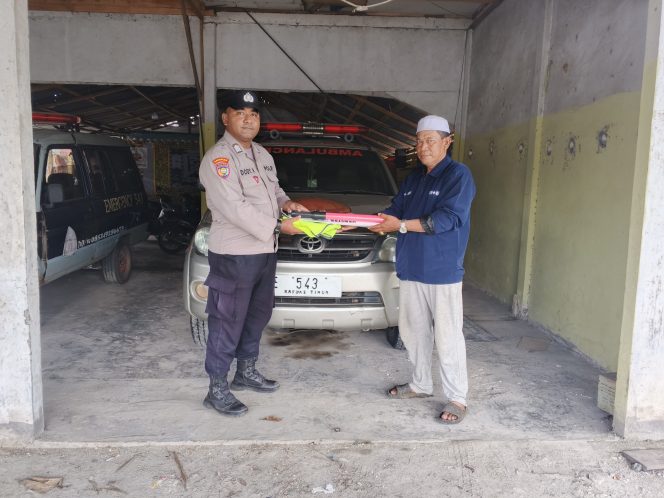 
					Bhabinkamtibmas Desa Anjir Mambulau Timur Berikan Sarana Kontak ke pada Posko Emergenci