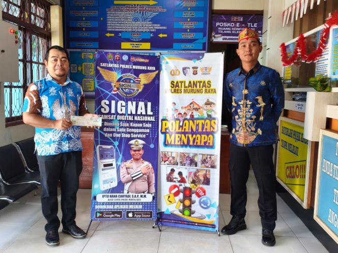 
					Kenakan Baju Batik, Petugas Samsat Murung Raya Layanani Pemohon Dengan Humanis Melalui Program Polantas Menyapa