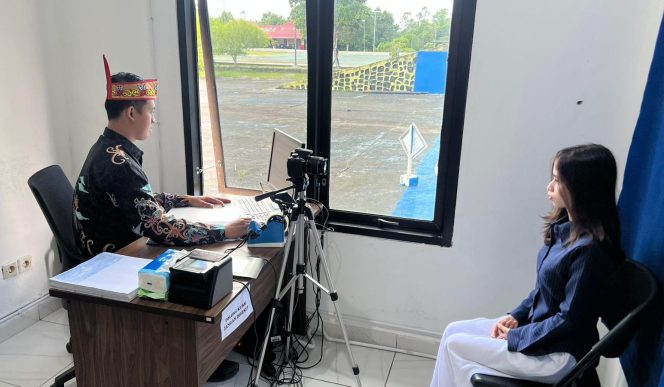 
					Polantas Menyapa, Petugas Satlantas Polres Murung Raya Gunakan Baju Batik Layani Masyarakat Di Loket Penerbitan SIM