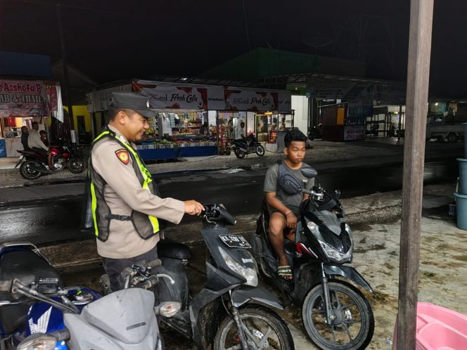 
					Piket Polsek kapuas tengah lakukan giat patroli roda dua malam di sekitar desa Pujon.