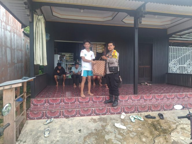 
					SEBAGAI BENTUK PEDULI KEPADA WARGANYA, KALI INI PERSONEL POLSUBSEKTOR PASAK TALAWANG POLSEK KAPUAS TENGAH BERIKAN BANTUAN SEMBAKO KEPADA WARGA DESA JANGKANG