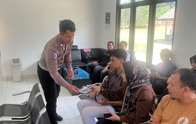 
					Program Polantas Menyapa, Petugas SIM Satlantas Polres Mura Berdialog dengan Masyarakat