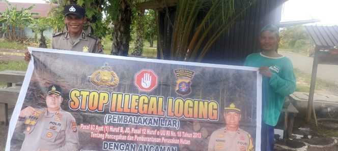 
					Menggunakan Spanduk Anggota Polsek Basarang Melaksanakan Sosialisasi Stop Ilegal Logging