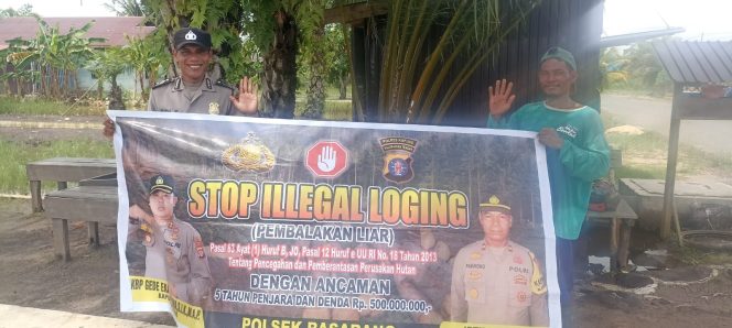 
					Menggunakan Spanduk Anggota Polsek Basarang Melaksanakan Sosialisasi Stop Ilegal Logging