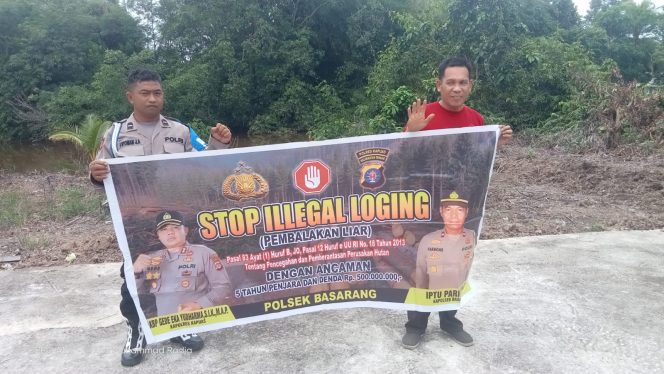 
					Menggunakan Spanduk Anggota Polsek Basarang Melaksanakan Sosialisasi Stop Ilegal Logging
