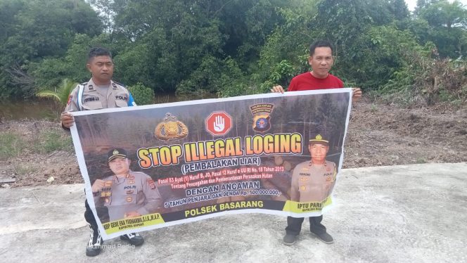 
					Menggunakan Spanduk Anggota Polsek Basarang Melaksanakan Sosialisasi Stop Ilegal Logging