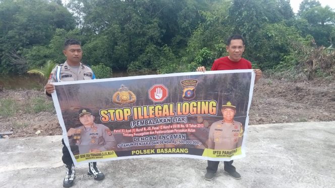 
					Menggunakan Spanduk Anggota Polsek Basarang Melaksanakan Sosialisasi Stop Ilegal Logging