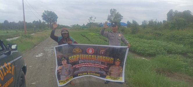 
					Menggunakan Spanduk Anggota Polsek Basarang Melaksanakan Sosialisasi Stop Ilegal Logging