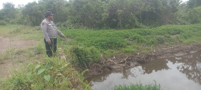 
					Pengecekan Sumber Air Dalam Penanggulangan Karhutla Oleh Personel Polsek Basarang