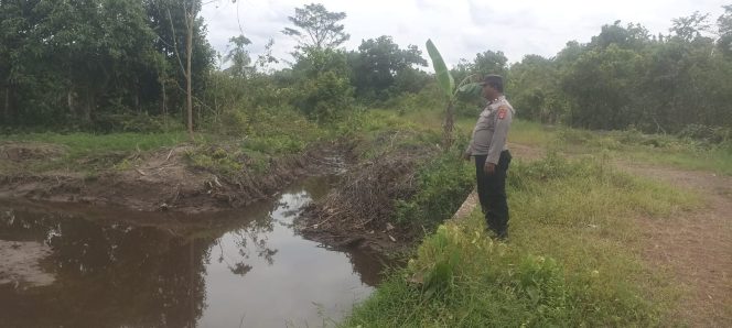 
					Pengecekan Sumber Air Dalam Penanggulangan Karhutla Oleh Personel Polsek Basarang