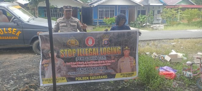 
					Menggunakan Spanduk Anggota Polsek Basarang Melaksanakan Sosialisasi Stop Ilegal Logging