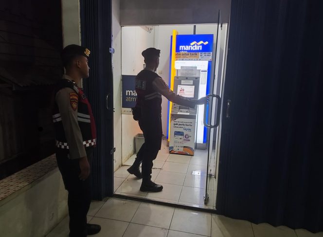 
					Polres Sukamara Arahkan Tim Patroli Pantau Situasi di Sekitar Bank KCP BRI Sukamara untuk Antisipasi Gangguan Keamanan