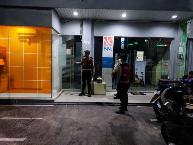 
					Polres Sukamara Arahkan Tim Patroli Pantau Situasi di Sekitar Bank BNI Cabang Sukamara untuk Antisipasi Gangguan Keamanan