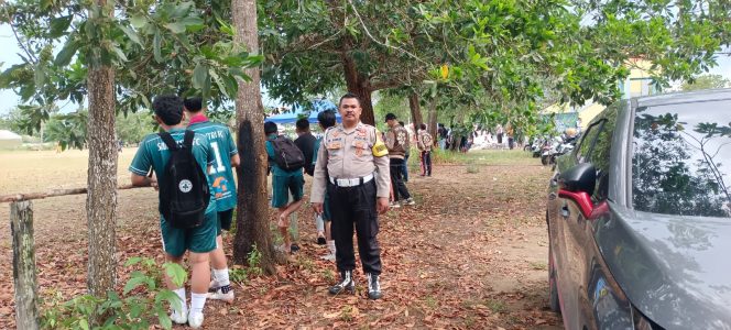 
					Bhabinkamtibmas Kumpai Batu Atas Amankan Penutupan SMANSA Football Competition 2026, Situasi berjalan aman