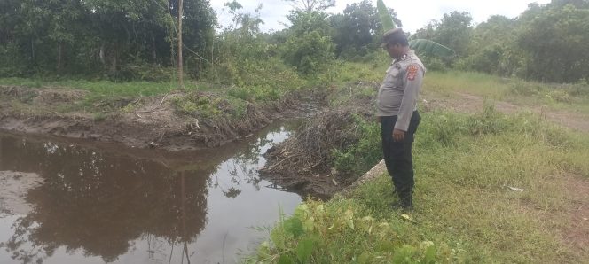 
					Pengecekan Sumber Air Dalam Penanggulangan Karhutla Oleh Personel Polsek Basarang